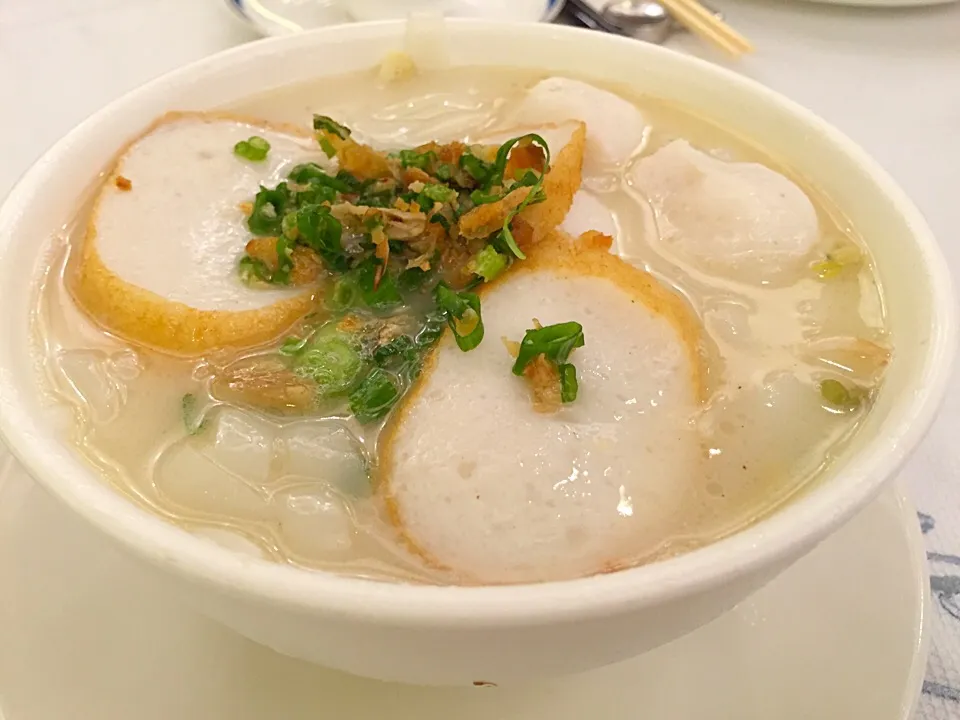 Homemade fish balls with flat rice noodles in shark' bones soup|Sky Blueさん