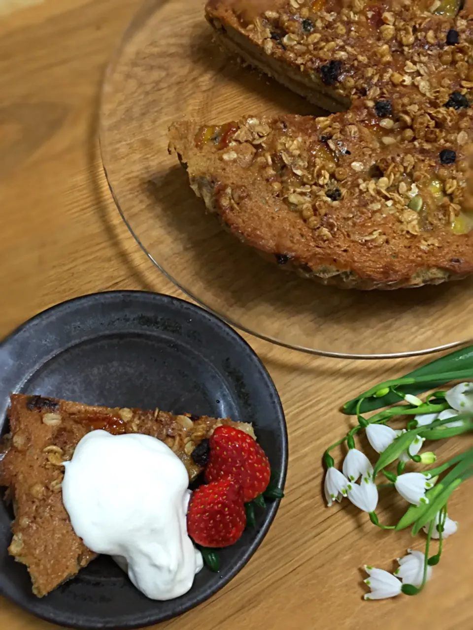 Snapdishの料理写真:ともちゃん👩👦🍒焼きりんごタルト♪ をバナナ🍌で💖お誕生日おめでとう〜＼(^o^)／🎉✨|ボンバーさん