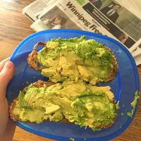 Half a Costco avocado on Crusty Bun multigrain bread|riley cさん