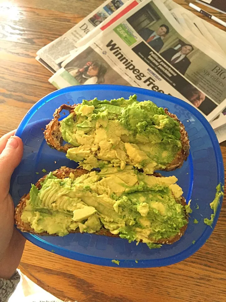 Half a Costco avocado on Crusty Bun multigrain bread|riley cさん