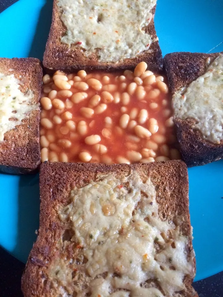 Vegan cheese on toast with baked beans|Nick Hiderさん