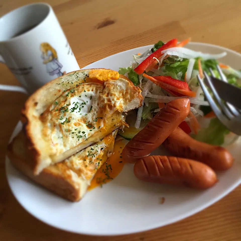 朝食◎ 目玉焼きとチーズin🍞|しょちちさん