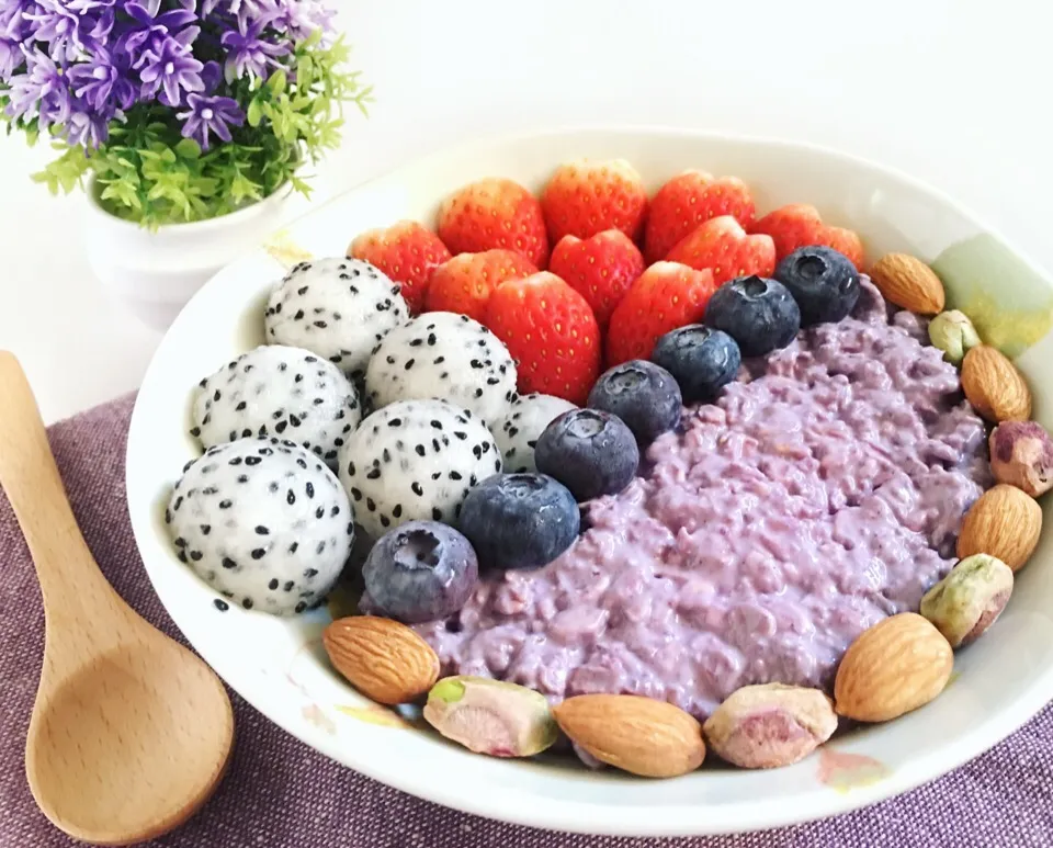 Purple maqui berry overnight oats with nuts & fresh fruits|coxiella24さん