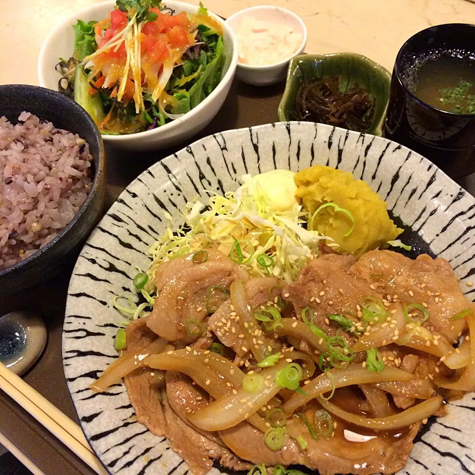 黒酢たっぷりの豚生姜焼きランチ@髭戎(銀座)|塩豚骨さん