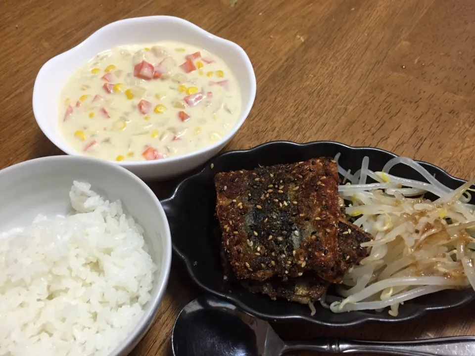 Snapdishの料理写真:お夕飯 有り合わせ野菜のクリームシチュー&サンマの胡麻パン粉焼き|さんだーさん