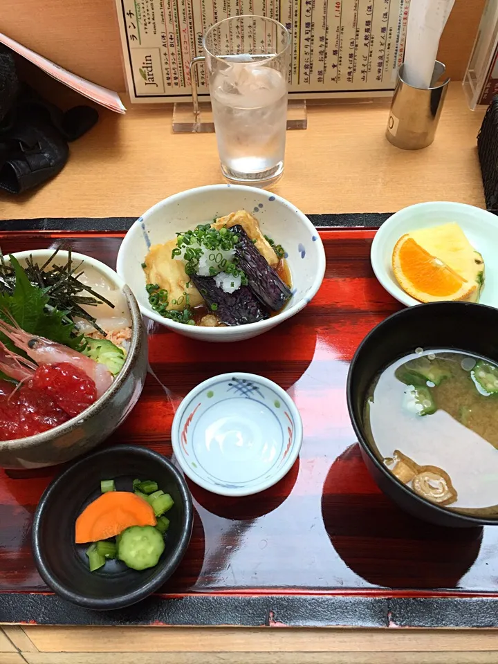 Snapdishの料理写真:鮭・帆立・紅スジコ五目丼/茄子と豆腐揚げ出し/味噌汁|山内博之さん