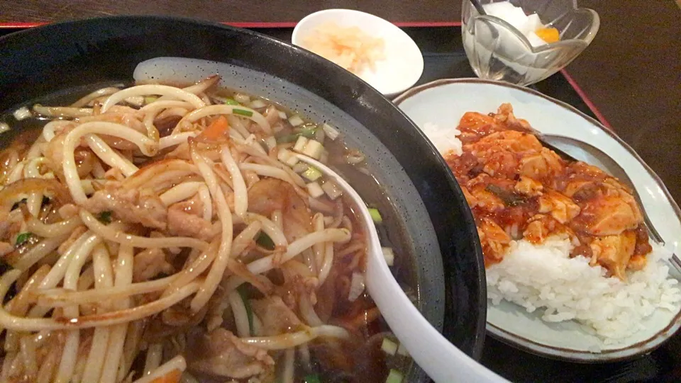 【日替定食】豚肉細切りラーメンと小麻婆豆腐丼を頂きました。|momongatomoさん