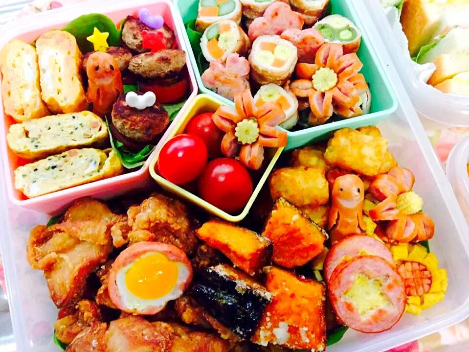 Snapdishの料理写真:お天道様の下で♡︎お花いっぱい弁当♪|eriiiiinaさん