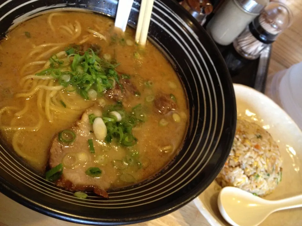 とんこつ醤油ラーメンチャーハン|チカさん