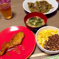 Snapdishの料理写真:3月24日❁︎和食❁︎
そぼろ丼
たらの西京焼き風
ナスとピーマンの甘辛炒め
味噌汁|ちびゆいさん