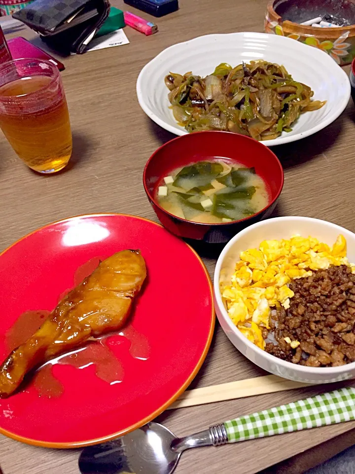 3月24日❁︎和食❁︎
そぼろ丼
たらの西京焼き風
ナスとピーマンの甘辛炒め
味噌汁|ちびゆいさん