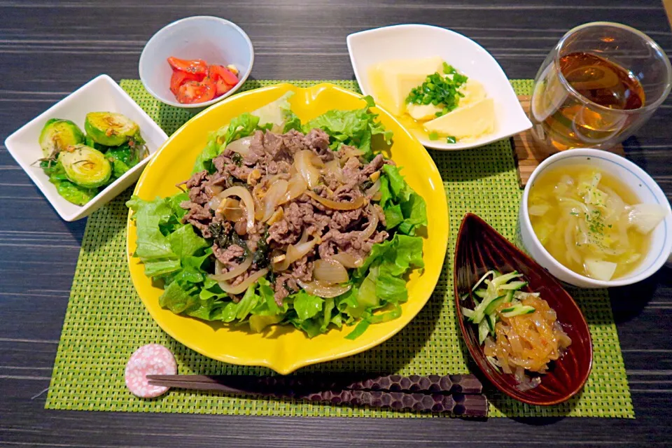 牛肉にんにくシソ醤油炒め、卵豆腐、中華キクラゲ、芽キャベツハーブ炒め、トマト塩レモンサラダ、野菜スープです。|かれんさん