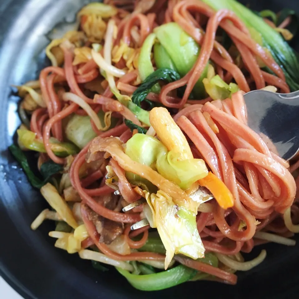 Stirfried beetroot noodles with vegetables|coxiella24さん