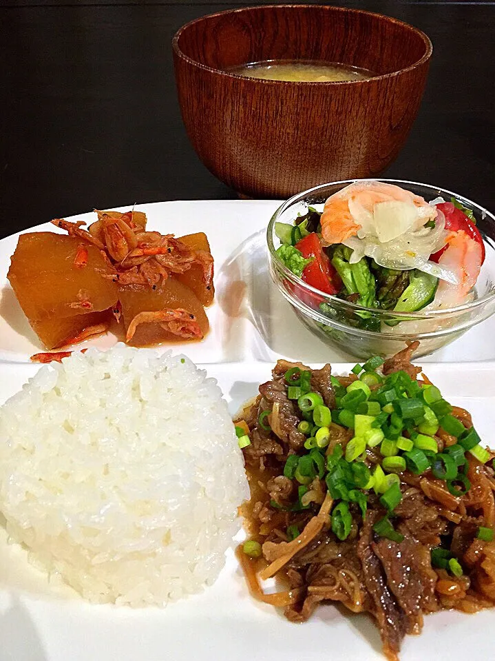 ⭐️牛肉のしぐれ煮ご飯
⭐️海老とレタスのマリネ
⭐️大根と桜海老の煮物
⭐️キャベツと油揚げの味噌汁|よっちぃさん