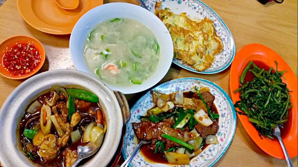 Tonight's Dinner..😍😜😙😙😙😋😋😋😋😋👪
Claypot Frog Leg/Minced pork omelette/Sliced Beef/Sambal Kangkong/Seafood Bitter gourd Soup|🌷lynnlicious🌷さん