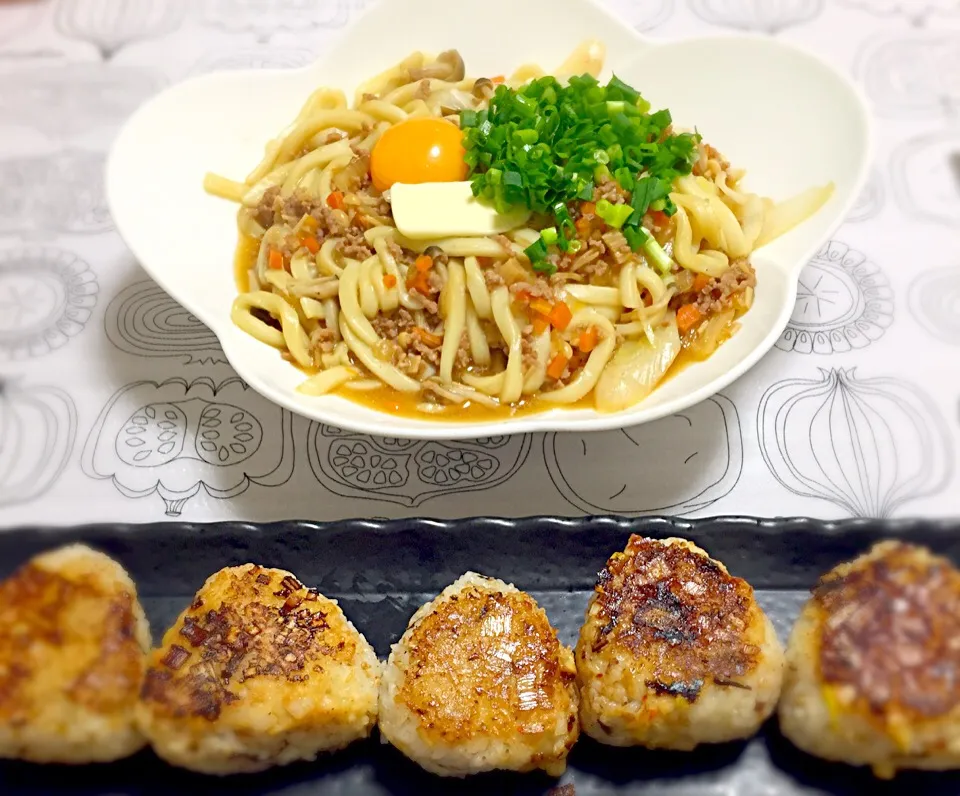 牛豚ひきのバター醤油煮込みうどん
塩昆布とニンニク七味味噌焼きおにぎり|lulukurumiさん