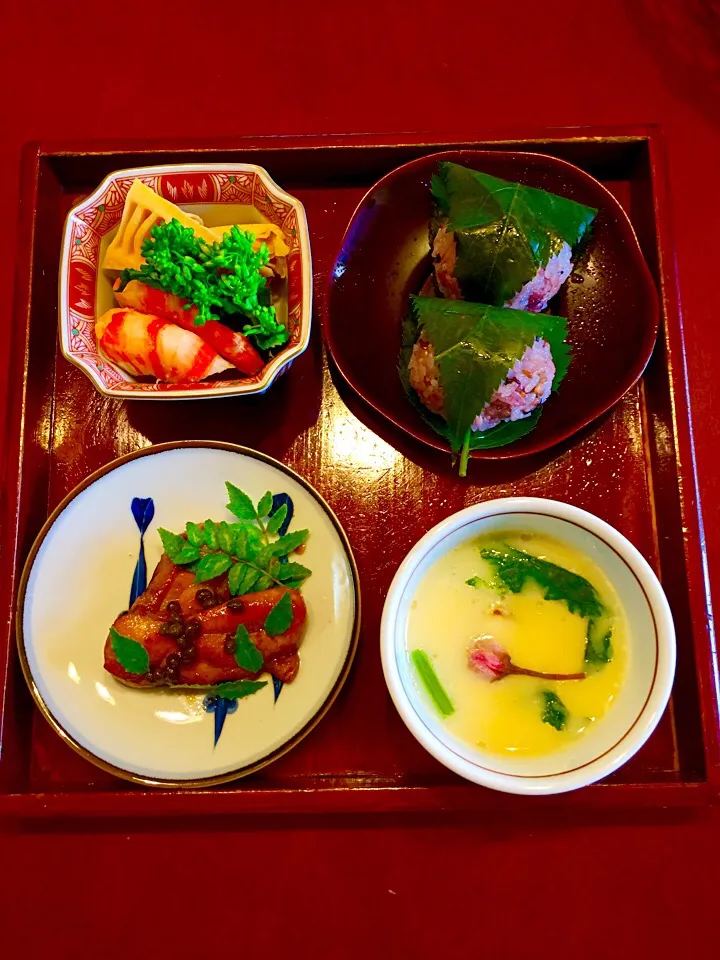 Snapdishの料理写真:鶏肉の山椒焼き 鯛の茶碗蒸し 桜餅風おにぎり 筍と海老の炊き合わせ|かおり🐰さん