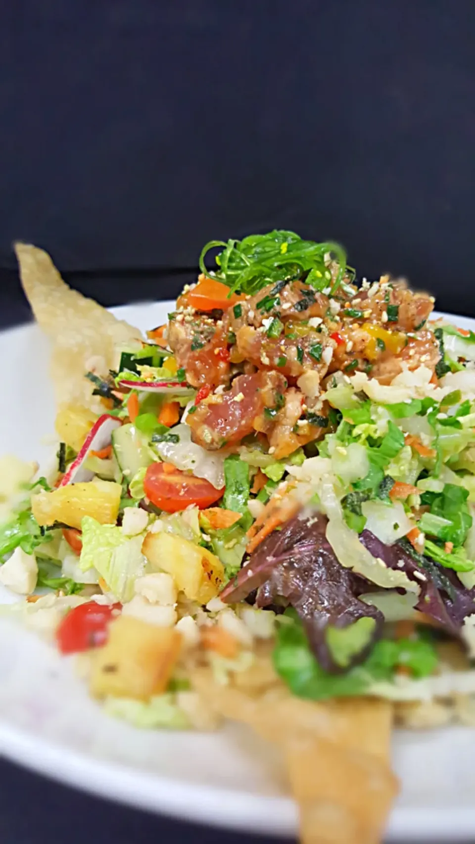 Salmon & Tuna Poke Salad:
Seared and marinated (sesame, ginger, onion, chilies, soy) over napa cabbage salad with baby lettuce, carrots, cucumber, radish sessme|Greg Keatingさん