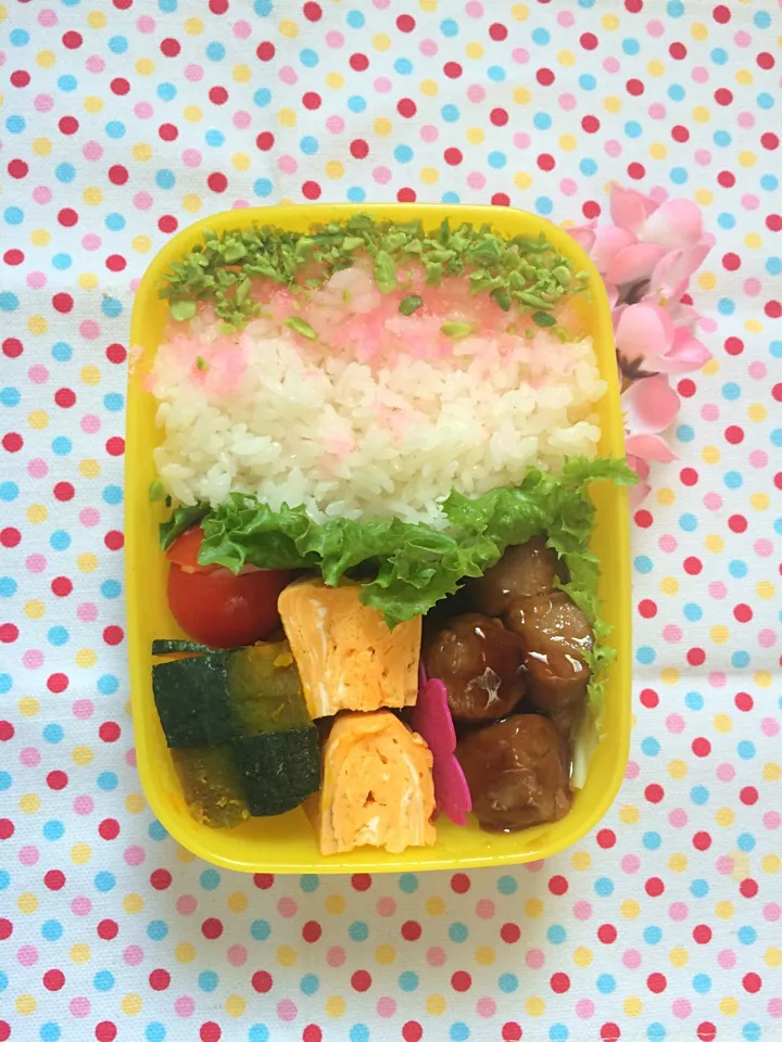 Snapdishの料理写真:さくらでんぶ🌸と！ふりかけやさい。Rich枝豆ふりかけ弁当😁|hiroko.さん