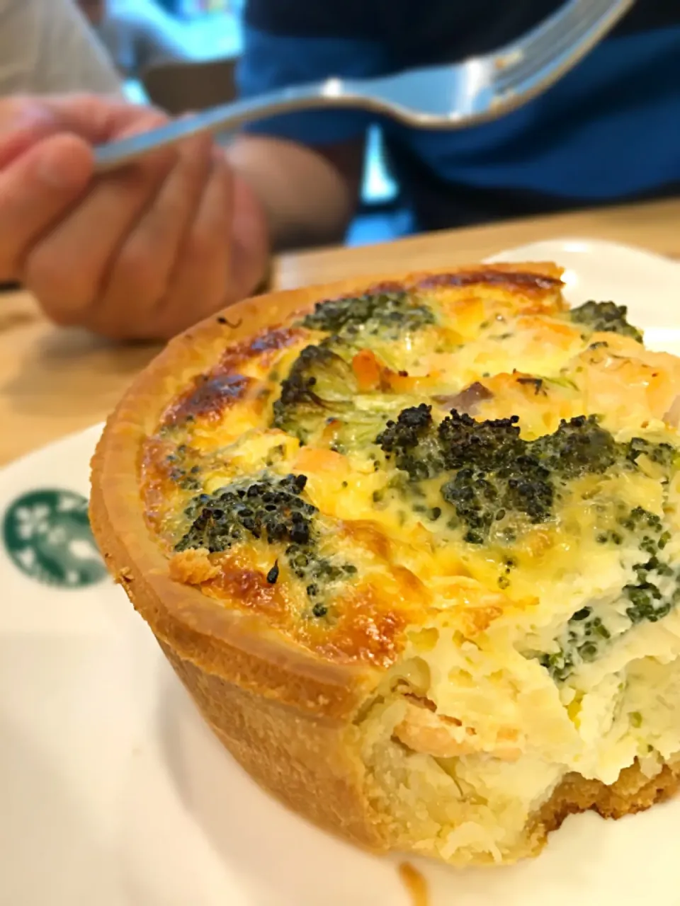 Salmon & Broccoli Quiche #starbucks #starbucksbreakfastset|Pelsia Yapさん