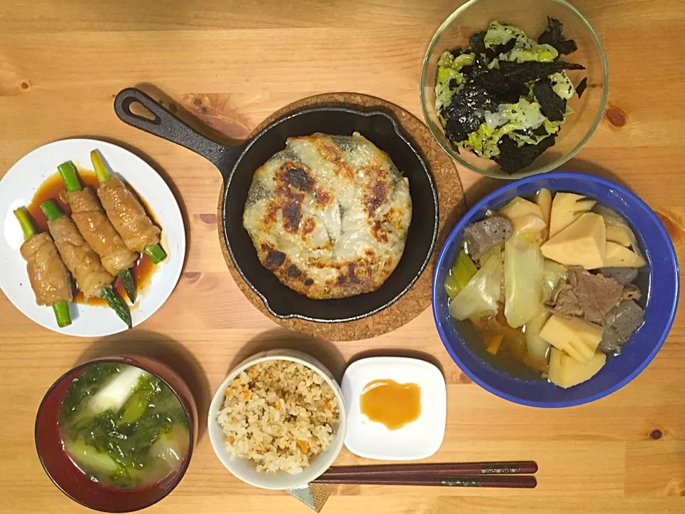 鉄鍋餃子、たけのこの煮物、アスパラの豚肉巻き、鯖の炊き込みご飯、あおさのお味噌汁。|Daisuke Kasaharaさん