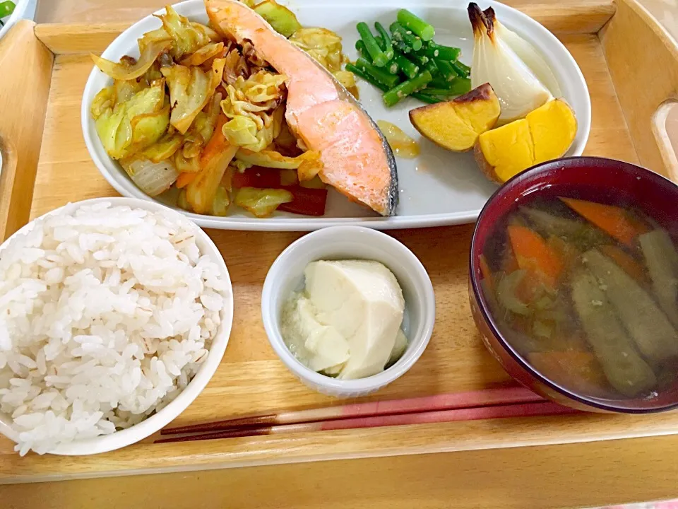 まごわやさしい晩ご飯🌙鮭と野菜の蒸し煮・カレー味🐟|かわちさん