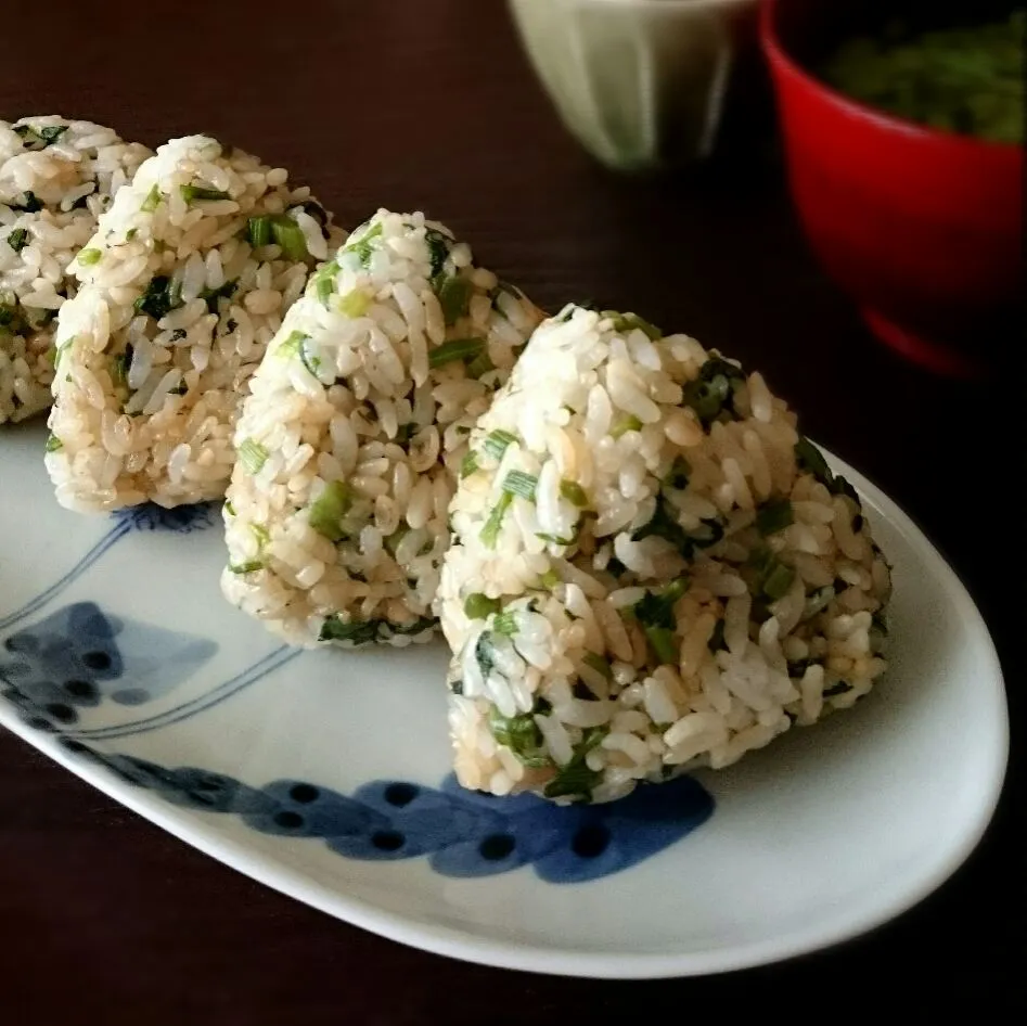 nonさんの母の味。セリご飯おにぎり。🌿|うさかめさん