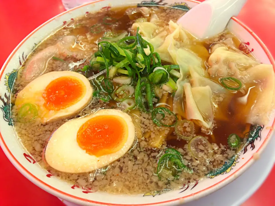 Snapdishの料理写真:特製醤油味玉拉麺 ＋雲呑|toshi,I🍴さん