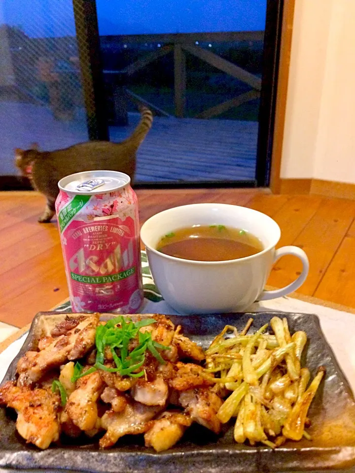 Snapdishの料理写真:もも肉との香草焼きと残り汁で炒めたエシャロット。エシャロットの葉とタマネギの味噌スープ（笑）|Kouji Moriyamaさん