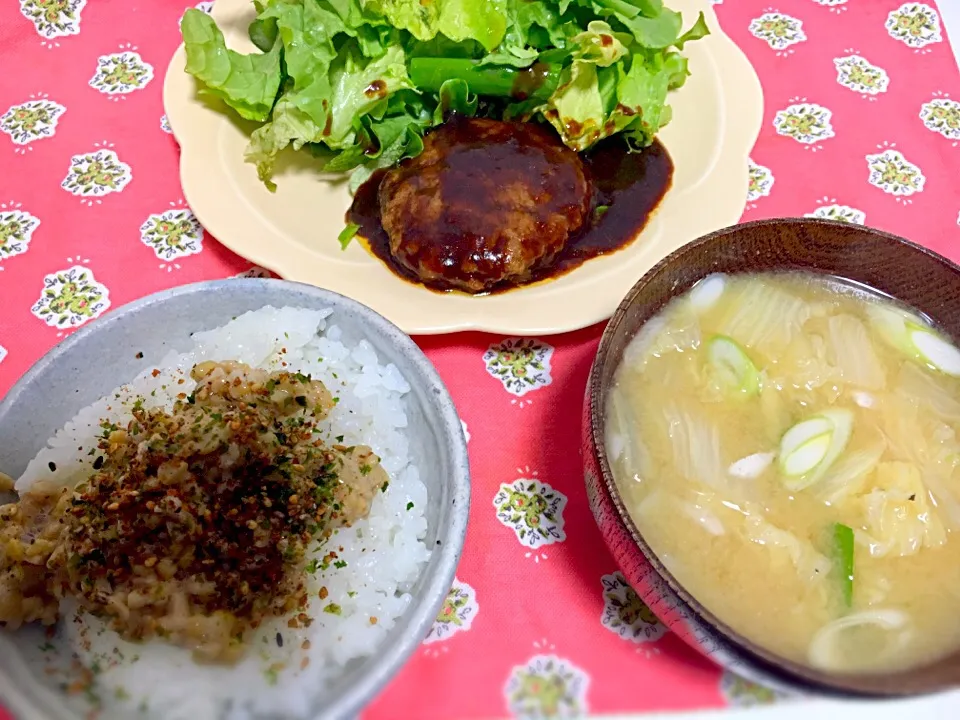 夕食😊ハンバーグ💕ひきわり納豆ご飯😋お味噌汁✌🏻️|禄 恵さん