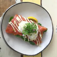 Snapdishの料理写真:Salmon avocado on quinoa bread - Byron bay cafe|charmaineさん