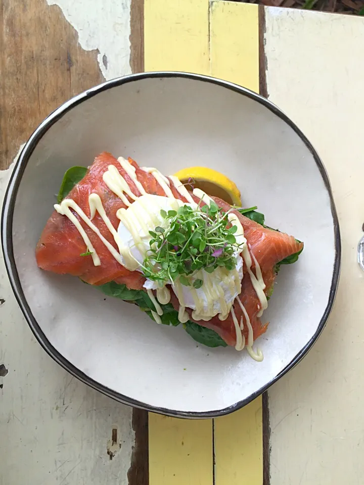 Salmon avocado on quinoa bread - Byron bay cafe|charmaineさん