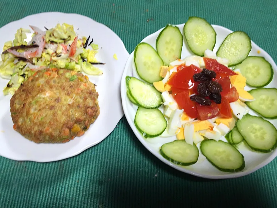 Snapdishの料理写真:今日の晩ご飯のおかず。
豆腐のハンバーグ、春キャベツとひじきとカニフレークのサラダ、胡瓜ゆで卵トマトにレーズンのお花サラダ。|岸野 令子さん