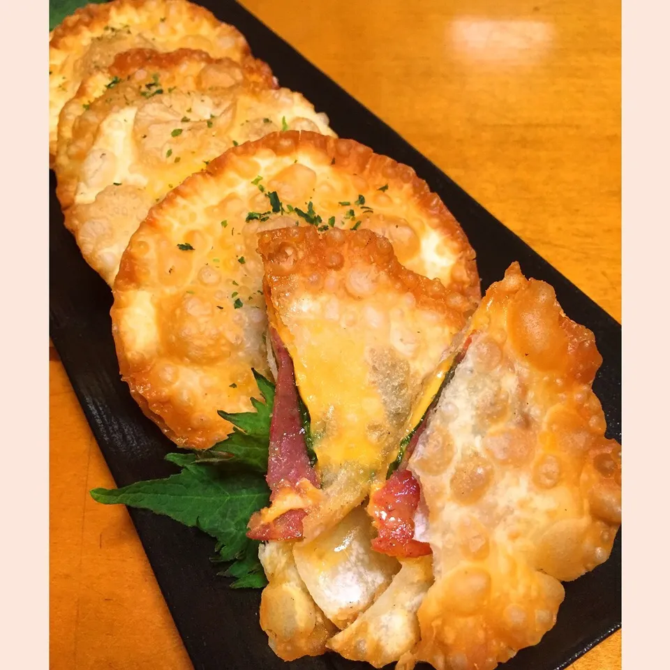 Snapdishの料理写真:餃子の皮で作る、大葉サラミのチーズせんべい|のぶのぶさん