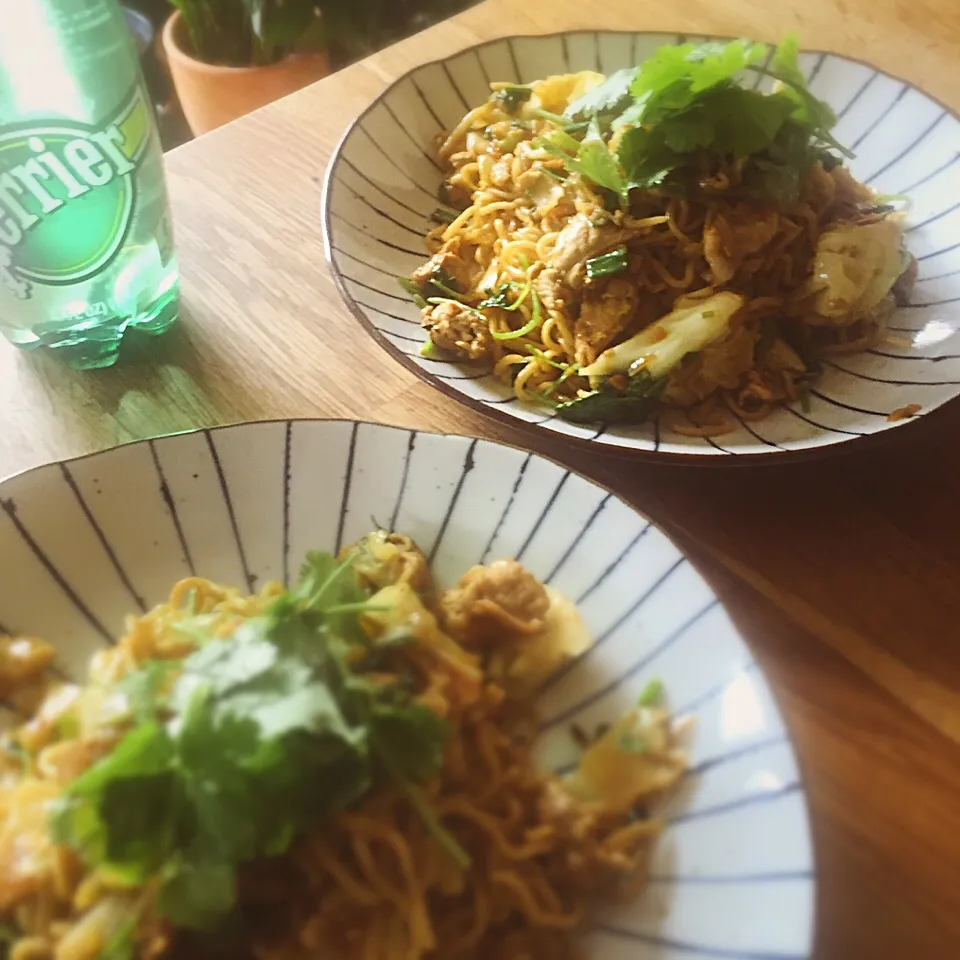 パクチーとナッツとカレーの風味の アジア風焼きそば|TKさん