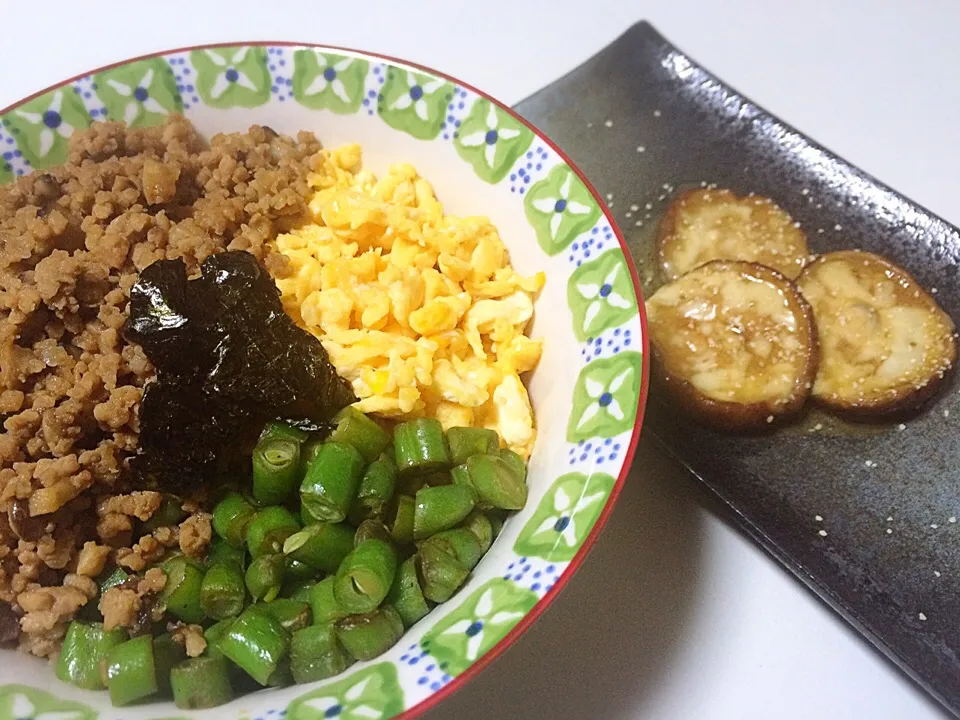 Snapdishの料理写真:三色丼
椎茸のバター醤油焼き|あいさん