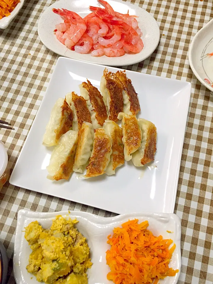 餃子🐸ニンジンシリシリ🐸カボチャとサツマイモのサラダ🐸甘エビ🍤|☆光るさん