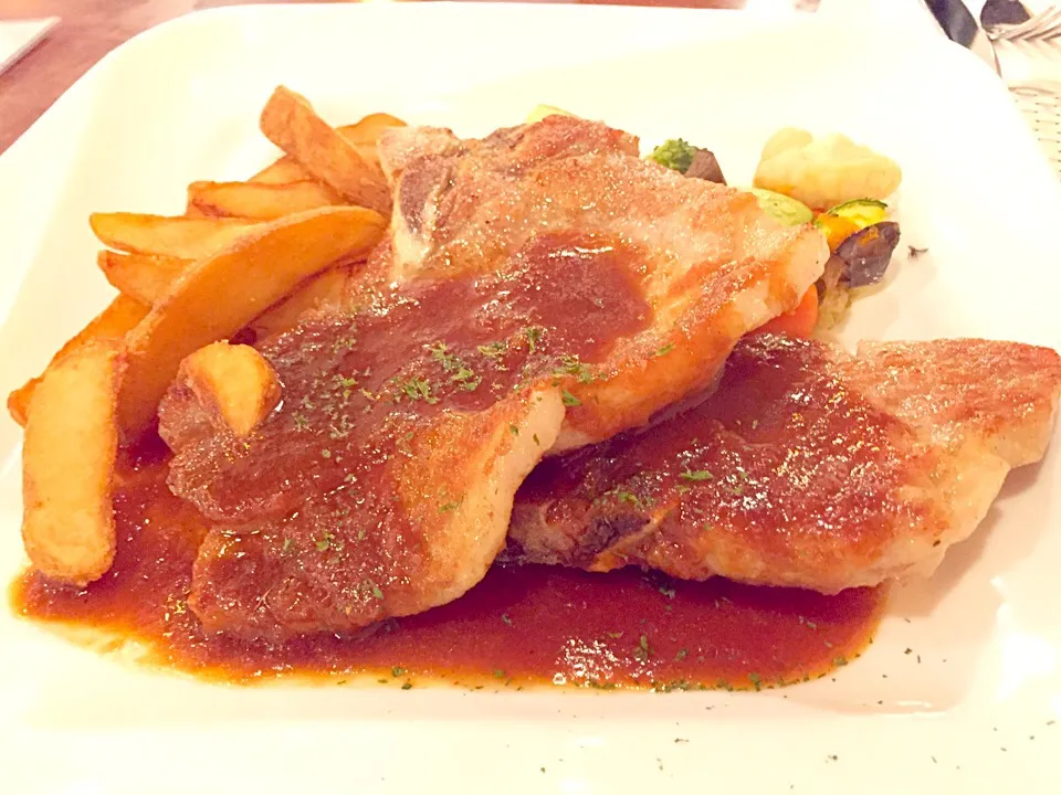 Pan-fried pork chop with apple sauce & daily potato|Sky Blueさん