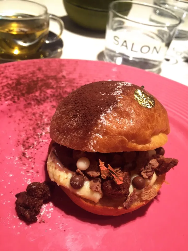 Snapdishの料理写真:本日はGrandOpenのこちらのBakeAndTeaで
チョコレートバーガー🍫🍔😋✨💕 

#SALON #NeWoman #SHINJUKU
#フードディレクター #浅本充氏監修
#SALAD #BakeAndTea #チョコレートバーガー #GrandOpen #MakotoAsamoto
#カツカツ倶楽部👠✨
|chieさん