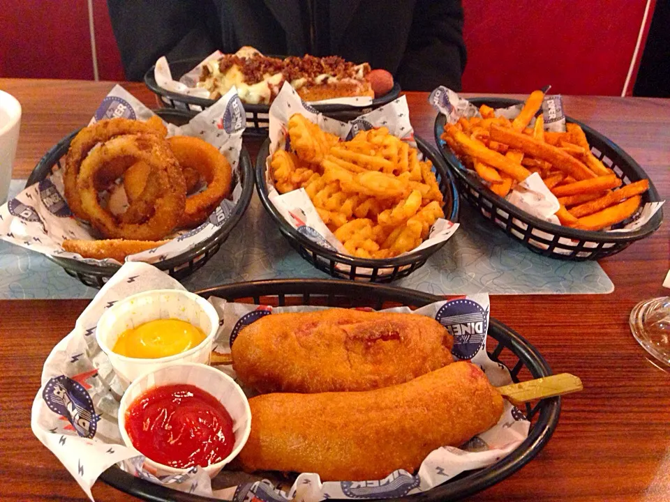 Corn dog, onion rings, sweet potato fries, waffle fries and chilli dog|enJOYさん