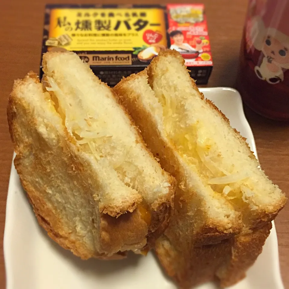 片方のパンに燻製バターを塗って、もう片方にチーズ・玉ねぎスライスとマヨをのせてトーストしてサンドイッチに|mikochieさん