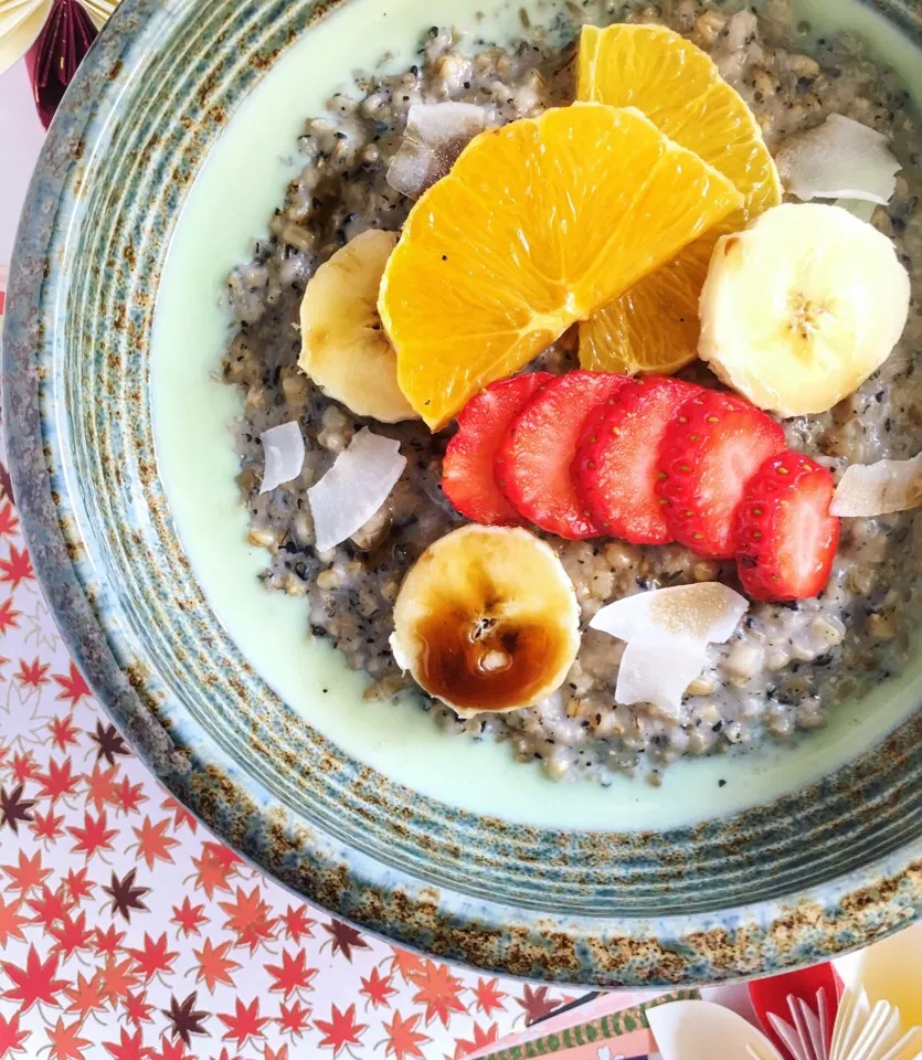 Black sesame steel cut oats with matcha milk, kuromitsu & fresh fruits|coxiella24さん