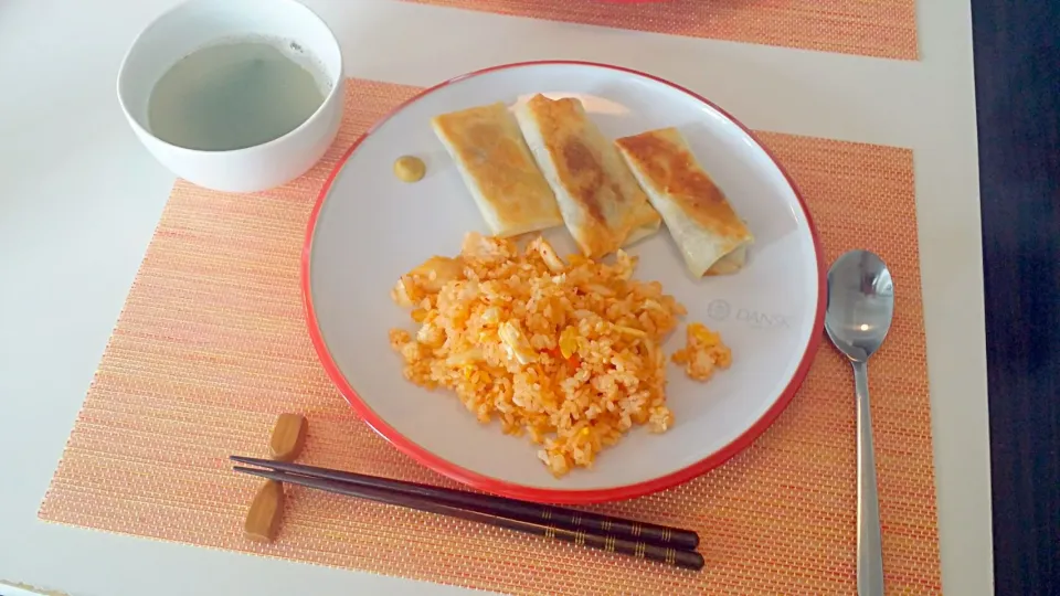 Snapdishの料理写真:今日の昼食　キムチ炒飯、春巻き、わかめスープ|pinknari🐰🌈さん