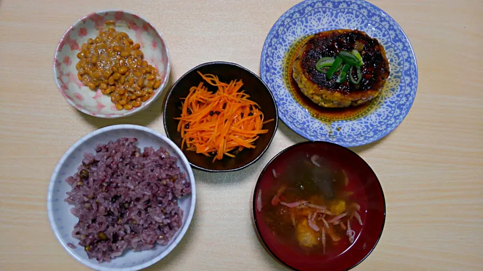 Snapdishの料理写真:３月７日　鰯の豆腐ハンバーグ　納豆　にんじんの和風サラダ　とろろ昆布と干しエビのお吸い物|いもこ。さん