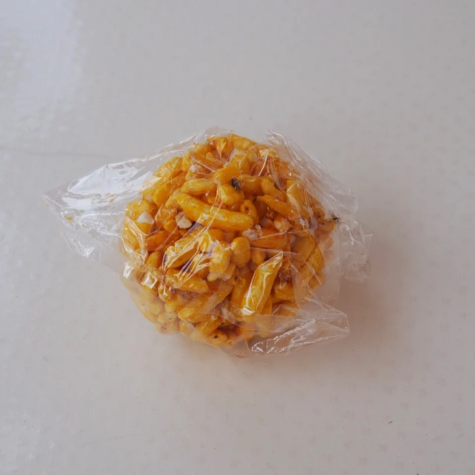 何だろう？と思いつつ食べてみると、懐かしい味。
ポン菓子とかドン菓子とかいうやつですねー。
長粒米使ってるし、丸く固めているので、食べてみるまでポン菓子だって分からなかったわー。|Kenny Hiraiさん