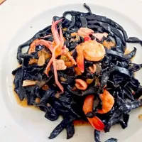 fresh squid ink pasta with squid and prawns.|hungry_picassoさん