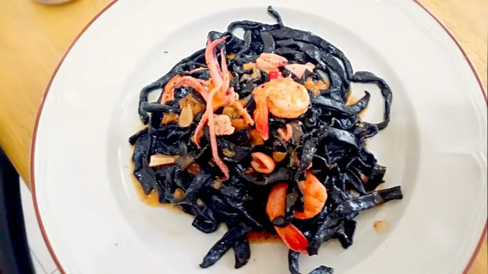 fresh squid ink pasta with squid and prawns.|hungry_picassoさん