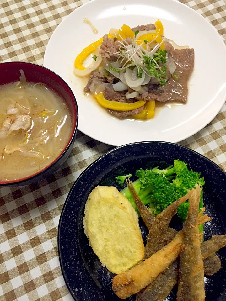 メヒカリの唐揚げ、お芋添え🌸新玉ねぎ、パプリカ、牛肉の塩ダレ焼き🌸もやしのスープ|☆光るさん