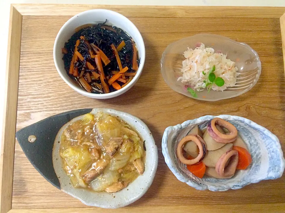 ひじき煮、イカと大根、鯖味噌缶と白菜のうま煮、大根おろしと桜えび|ちゃこさん