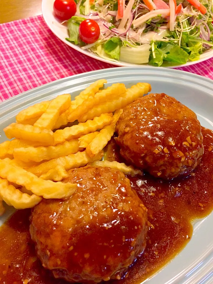 ガーリックハンバーグで夕食🍚|かずみさん